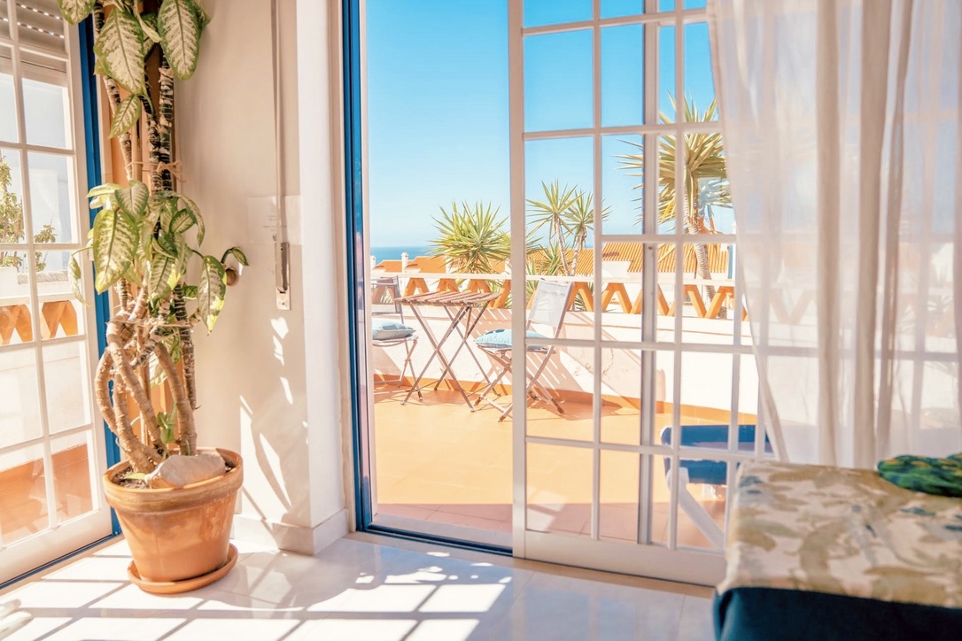 4-bed shared room with ocean view terrace at Art of Connection retreat Ericeira